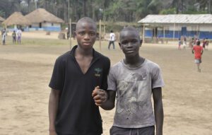 Mohamed Kargbo con un amigo