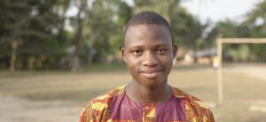 Retrato de Mohamed Kargbo sonriendo confiado