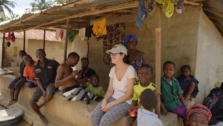 Voluntaria con un grupo de personas locales