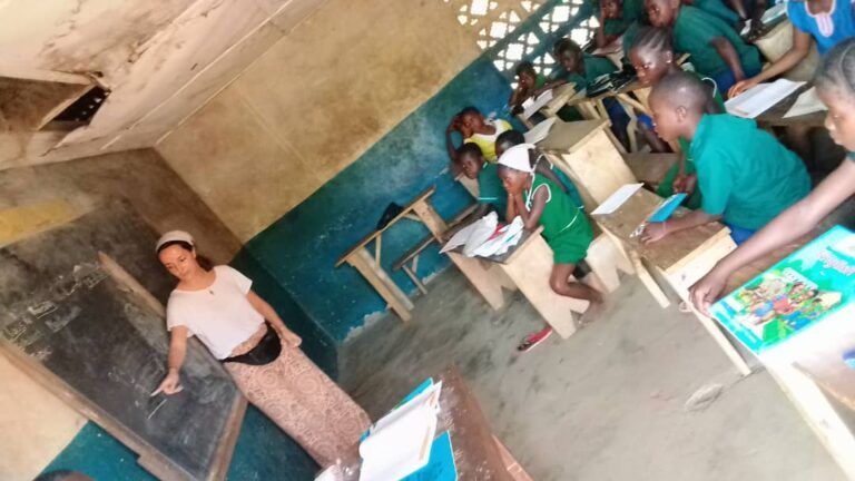 Voluntaria profesora dando clase