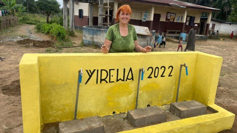 Voluntaria posando junto a la fuente
