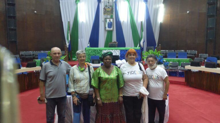 Voluntarios visitando el parlamento de Sierra Leona con Umu Pyme, vicepresidenta de educación básica