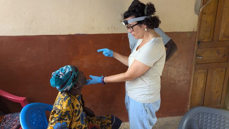 Voluntaria sanitaria haciendo una exploración a paciente