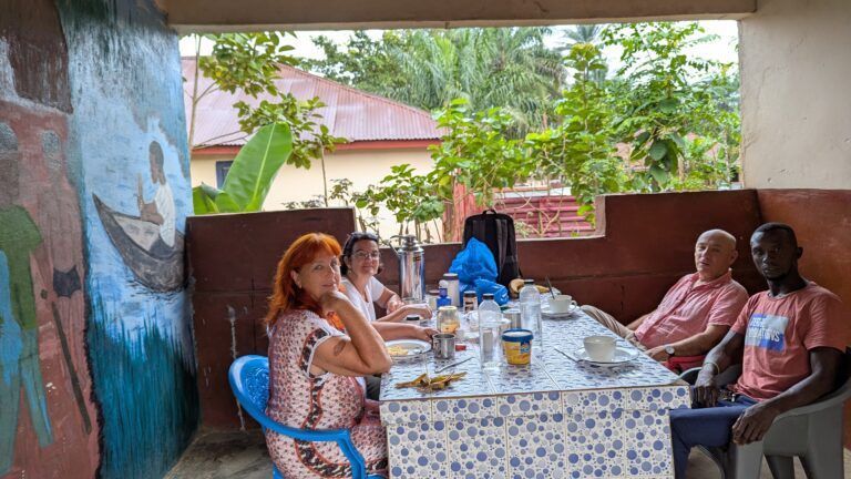 Voluntarios comiendo juntos