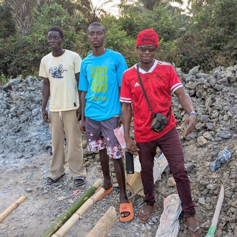 Tres chicos que colaboraron en la construcción del pozo