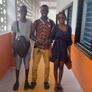 Zainab y Foday acompañados por uno de nuestros colaboradores afincados en Sierra Leona
