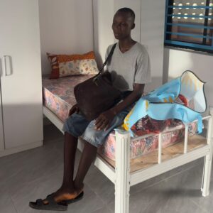 Foday en su nueva habitación de la escuela Milton Margai