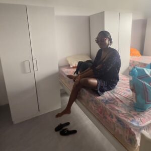 Zainab en su nueva habitación de la escuela Milton Margai