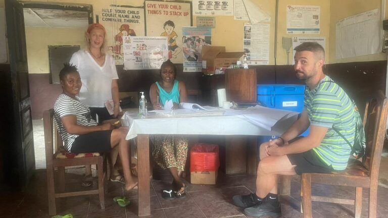 Voluntarios comiendo juntos
