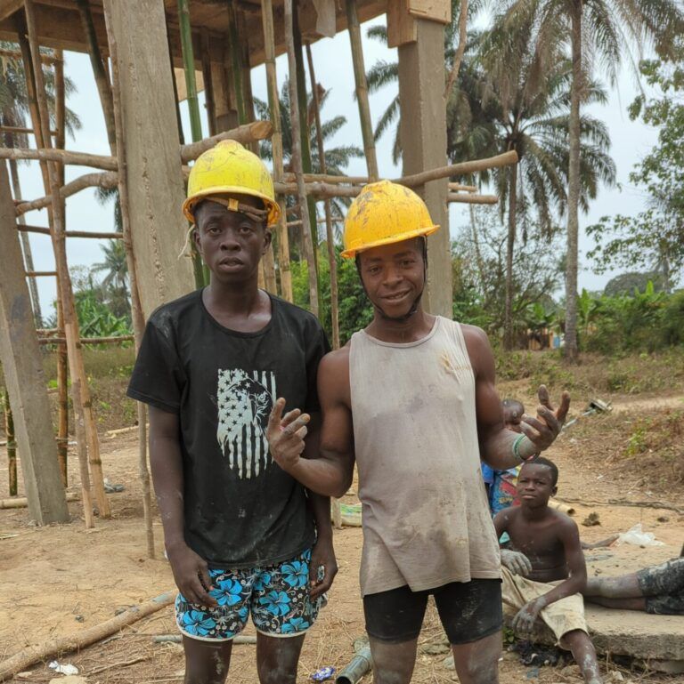 Dos muchachos en las obras del pozo
