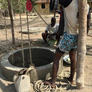 Personas sacando agua del pozo de Mobasacha