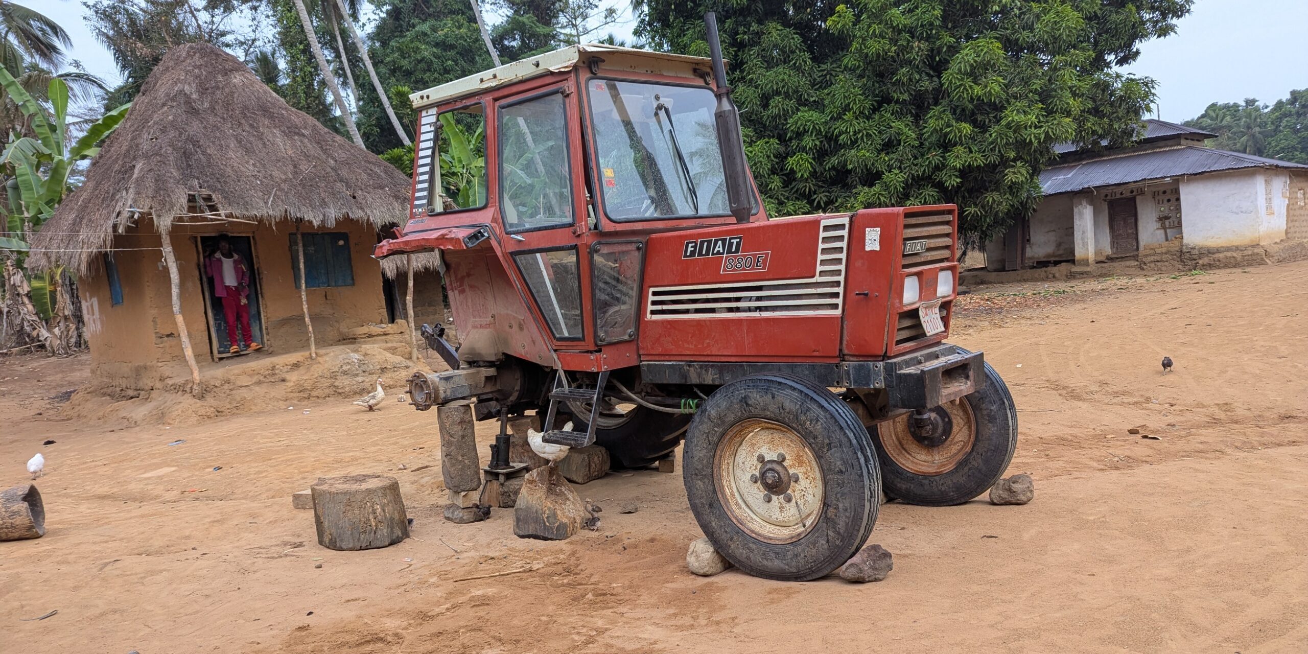 El tractor de Batbai: ruedas nuevas y averías inesperadas
