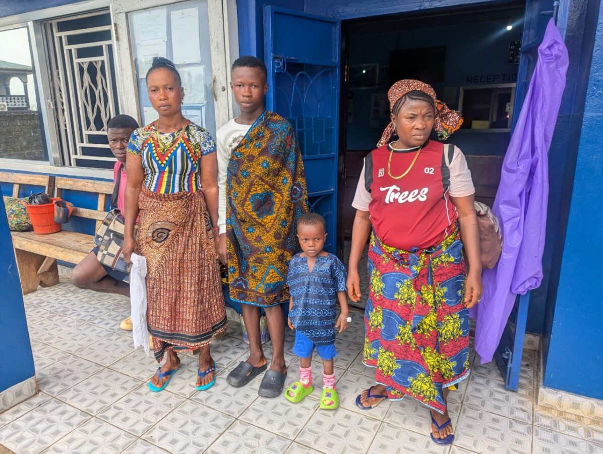 Los dos niños operados junto a sus madres a la salida del hospital tras la operación de hernia